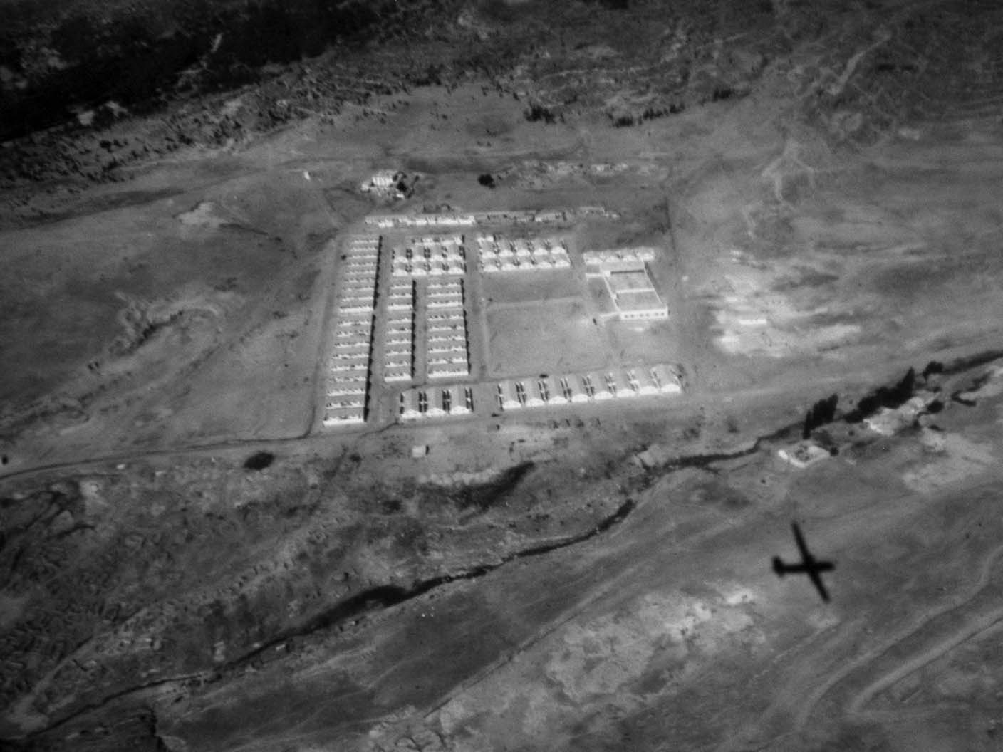 A camp built by the French army in Tiaret (Algeria) in the 1960s, whose aim was to monitor the daily life of civilians and contain the revolution. Image: Service Historique de l’Armée de Terre, 1H 1119. 