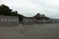 Entrée remodelée de l'ancien camp de concentration de Sachsenhausen transformé en mémorial en 1961. © Denis Pernet pour PIMPA / Berlin 2013